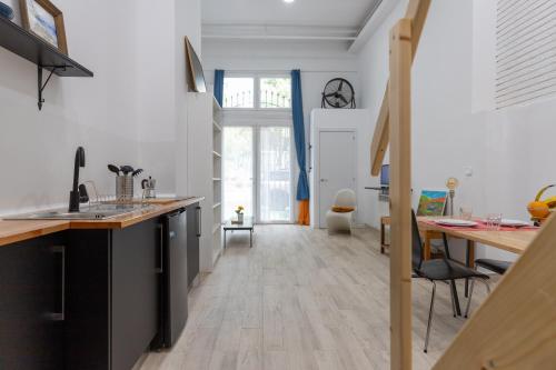 uma cozinha com piso em madeira e uma mesa em Madrid Rio em Madri