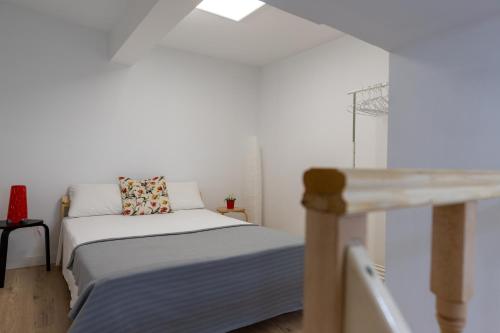 um quarto com uma cama com uma almofada em Madrid Rio em Madri