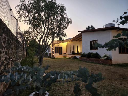 a house with a cactus in the yard at Casa de campo Santa Elena in Huasca de Ocampo