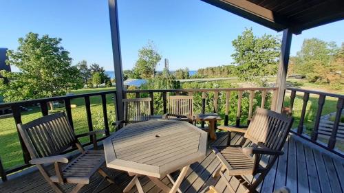 a porch with two chairs and a table on a deck at Rannakivi Puhkemaja in Kärdla