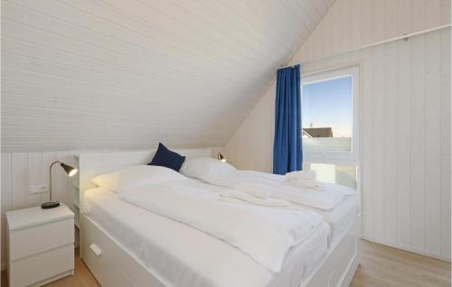 オルペニッツにあるNice Home In Ostseeresort Olpenitz With Saunaの窓付きの客室の白いベッド1台