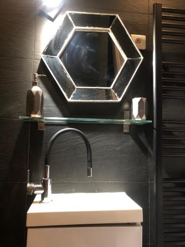 La salle de bains est pourvue d'un lavabo et d'un miroir sur les toilettes. dans l'établissement Appartement en plein cœur de vieille Nice, à Nice