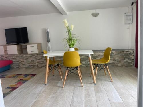 une salle à manger avec une table et des chaises jaunes dans l'établissement Belle à la campagne, au Gosier