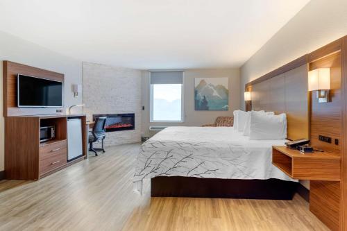鸽子谷Hotel LeBlanc Best Western Signature Collection的一间配有床和平板电视的酒店房间