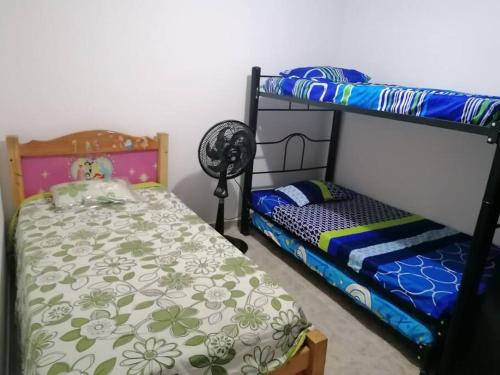 Postel nebo postele na pokoji v ubytování Bienvenido a tu segundo hogar a dos cuadras del centro recreaciónal lagos club comfatolima