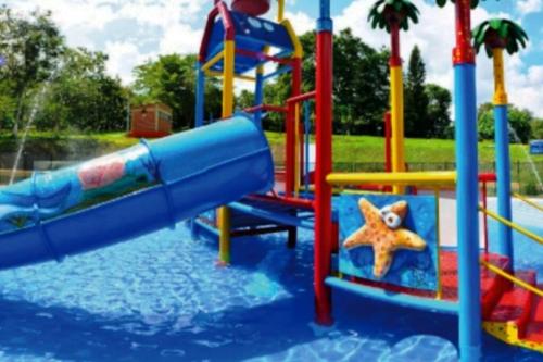 a playground with a water slide and a starfish on it at Bienvenido a tu segundo hogar a dos cuadras del centro recreaciónal lagos club comfatolima in Ibagué