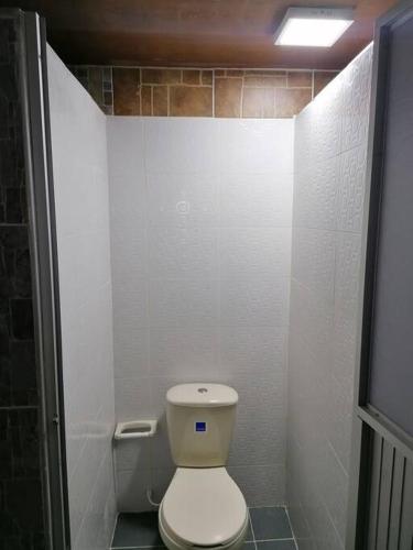 a bathroom with a white toilet in a stall at Bienvenido a tu segundo hogar a dos cuadras del centro recreaciónal lagos club comfatolima in Ibagué