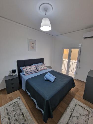 um quarto com uma cama grande e um cobertor azul em Luxury apartment in Sepolia em Atenas