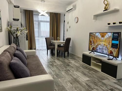 Romeo's Beachfront Apartment by LOFT, Hotel OPERA and White Tower