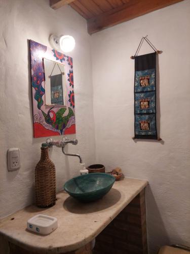 baño con lavabo y espejo en la encimera en Casa Cabana en Unquillo