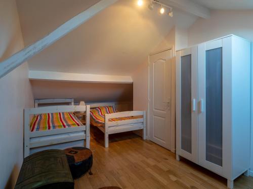 a small room with two bunk beds and a staircase at Maison familiale à Arcachon avec climatisation - FR-1-319-420 in Arcachon