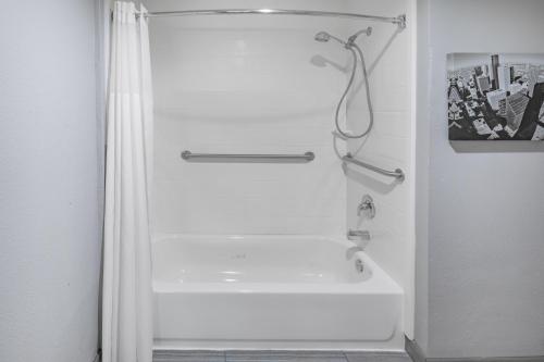 Et badeværelse på La Quinta by Wyndham Houston Southwest