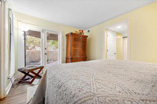Un dormitorio con una cama grande y una ventana. en Saint Andrews Common 1774, en Hilton Head Island