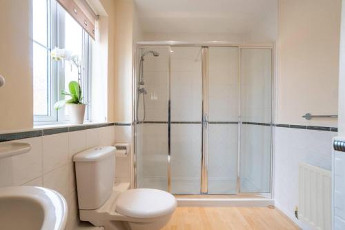 ein Badezimmer mit Dusche, Toilette und Waschbecken in der Unterkunft Bristol's Coach House - 2 Bedroom Detached Apartment with Secure Parking in Bristol