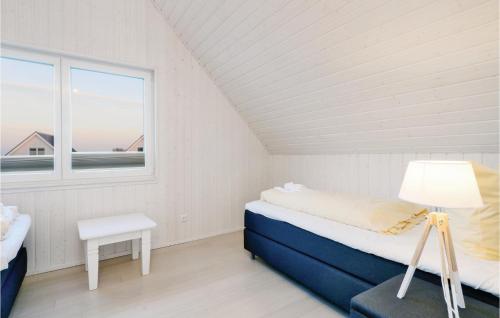 Een bed of bedden in een kamer bij Stunning Home In Ostseeresort Olpenitz With Sauna