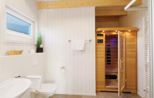 Een badkamer bij Stunning Home In Ostseeresort Olpenitz With Sauna