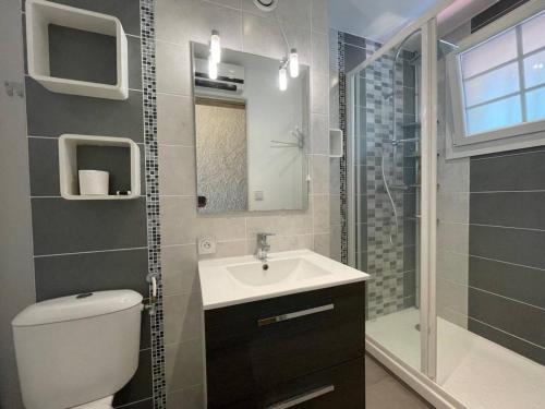 une salle de bain avec toilettes, lavabo et douche dans l'établissement Appartement Familial Proche Plage à Argelès-sur-Mer avec Balcon et Animaux Acceptés - FR-1-225-741, à Argelès-sur-Mer