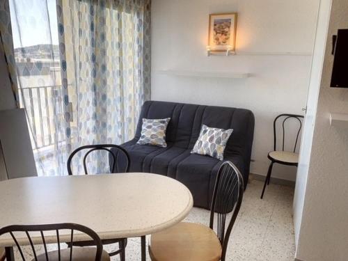 un salon avec un canapé et une table dans l'établissement Charmant appartement avec balcon - Près des Thermes et commerces - FR-1-503-131, à Balaruc-les-Bains