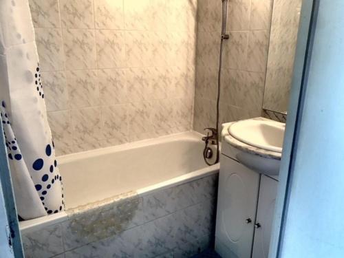 Kúpeľňa v ubytovaní Charmant appartement avec balcon - Près des Thermes et commerces - FR-1-503-131