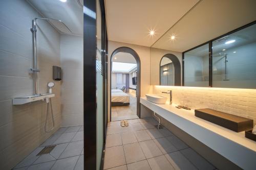 A bathroom at Hotel Hiveinn