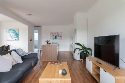 a living room with a couch and a table at CASALE COTTAGE Barossa Valley in Nuriootpa