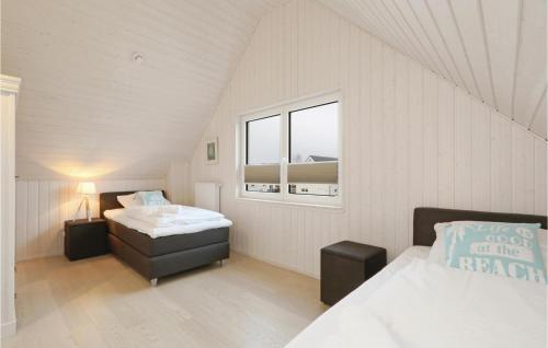 Säng eller sängar i ett rum på Beautiful Home In Ostseeresort Olpenitz With Sauna