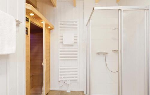 Ett badrum på Beautiful Home In Ostseeresort Olpenitz With Sauna