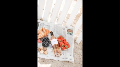 un journal avec un tas de différents types d'aliments dans l'établissement Cannes center - very practical - all comfort, à Cannes