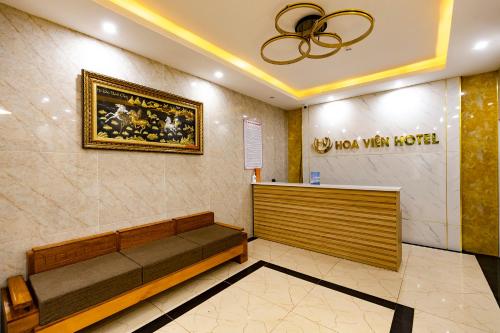 a waiting room with a bench in a hotel lobby at Hoa Viên Hotel - Suối khoáng Kim Bôi in Hòa Bình