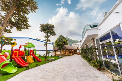 a playground in front of a building with a play yard at Hoa Viên Hotel - Suối khoáng Kim Bôi in Hòa Bình
