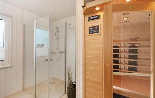オルペニッツにあるStunning Home In Ostseeresort Olpenitz With Saunaのバスルーム(シャワー、ガラスドア付)