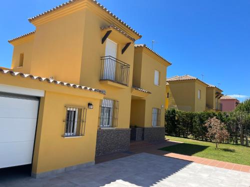 Zdjęcie z galerii obiektu Chalet con piscina en Novo Sancti Petri w mieście Chiclana de la Frontera