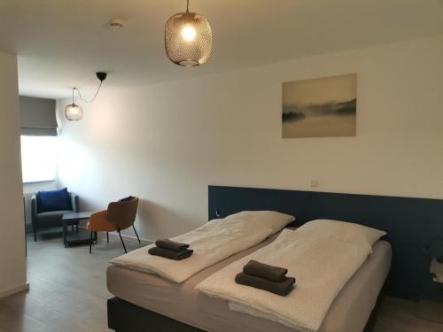 ein Schlafzimmer mit einem Bett mit zwei Kissen darauf in der Unterkunft Hotel A24 bei Hamburg in Glinde