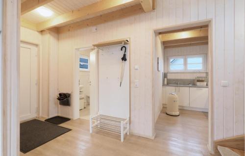 een kamer met een deur naar een keuken bij Meer Mehr I in Olpenitz