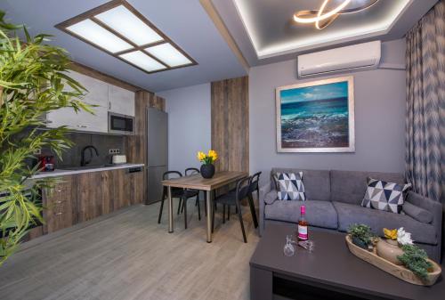 ein Wohnzimmer mit Sofa und Tisch in der Unterkunft Rena's luxury apartment with free private parking in Chania