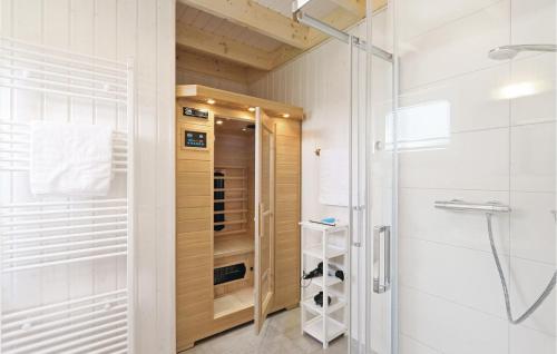 Bathroom sa Gorgeous Home In Ostseeresort Olpenitz With Sauna