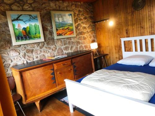 1 dormitorio con 1 cama y vestidor con escritorio en Natuurhuisje aan rivier met uitzicht over vallei, en Torchamp