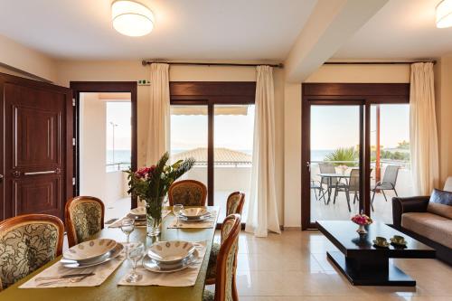 Posedenie v ubytovaní Armonia by the Sea - Majestic Seaside Retreat