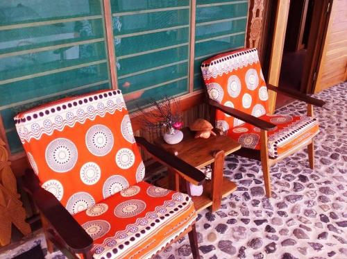 two chairs sitting next to each other in a room at Remo e Berenice in Nosy Komba