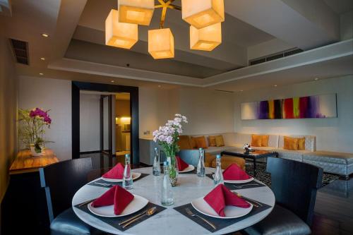 Ruang duduk di ARTOTEL TS Suites Surabaya