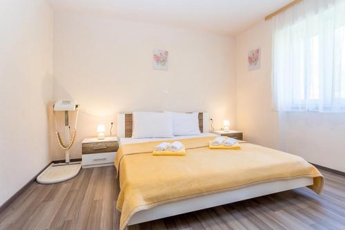 Ένα ή περισσότερα κρεβάτια σε δωμάτιο στο Dvosobni apartman u kući s bazenom, 1 kat
