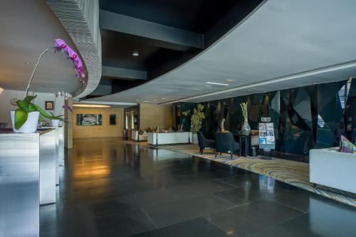 Lobi atau kawasan kaunter penerimaan di ARTOTEL TS Suites Surabaya