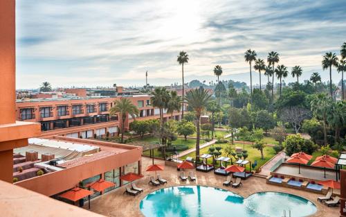 uma vista para um resort com uma piscina e palmeiras em TUI BLUE Medina Gardens - Adults Only - All Inclusive em Marraquexe