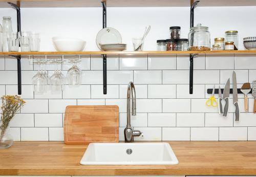 Cuisine ou kitchenette dans l'établissement The Residential 1-BD Apartment with an Outdoor Thermal Pool by Flat Mаnager