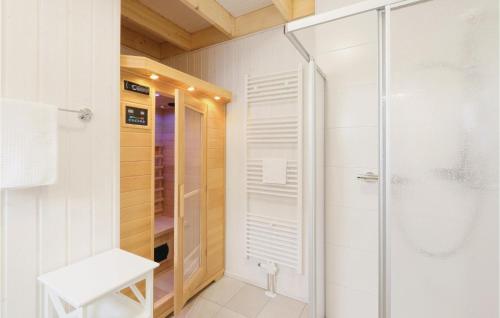 オルペニッツにあるCozy Home In Ostseeresort Olpenitz With Saunaのバスルーム(シャワー、ガラス張りのシャワーブース付)