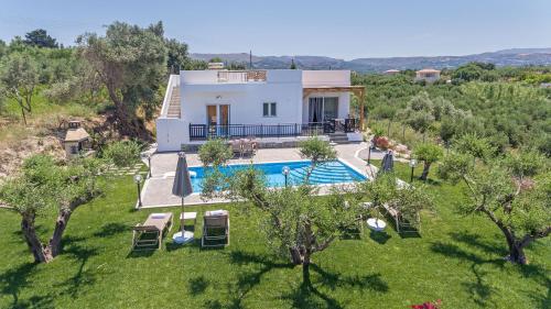 Gallery image of Villa Guinevere-with Private Pool in Pangalochori