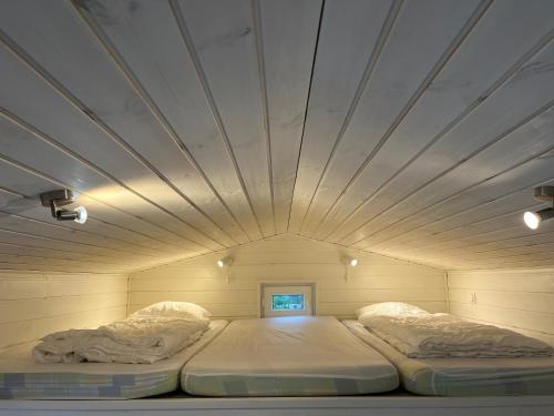 Ліжко або ліжка в номері Rödlix Vandrarhem & Camping
