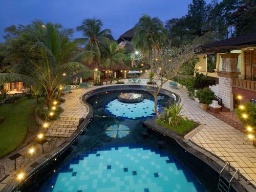 Baseinas apgyvendinimo įstaigoje The Village Resort Bogor By Waringin Hospitality arba netoliese