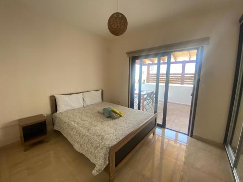 Кровать или кровати в номере Philip Spacious Apartment