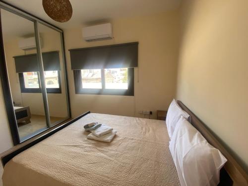 Кровать или кровати в номере Philip Spacious Apartment